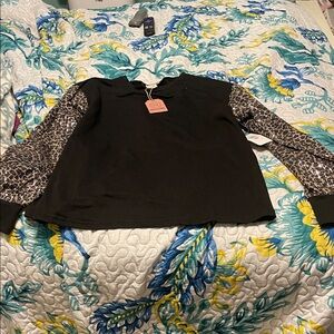 Stylish Black Sweatshirt with Leopard Print Sleeves